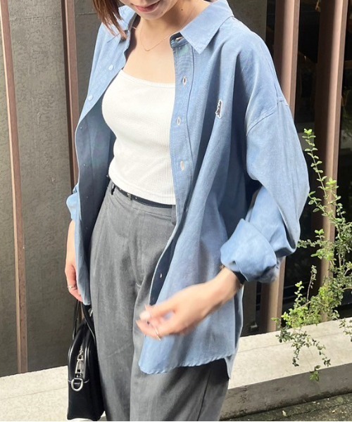 DOUBLE NAME（ダブルネーム）の「ミニ恐竜ワッペンオックスシャツ/ユニセックス（シャツ/ブラウス・レディース・ブラック/オフホワイト/ネイビー/パープル・FREE）」の4枚目の写真