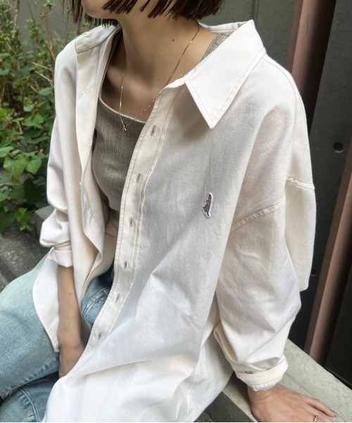 DOUBLE NAME（ダブルネーム）の「ミニ恐竜ワッペンオックスシャツ/ユニセックス（シャツ/ブラウス・レディース・ブラック/オフホワイト/ネイビー/パープル・FREE）」の6枚目の写真