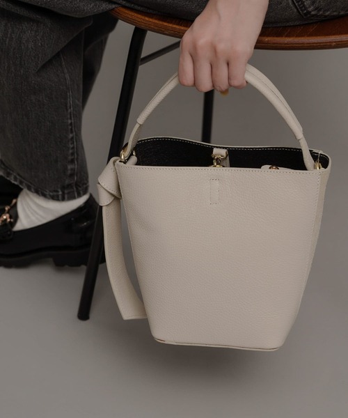 AULENTTI（オウレンティ）の「AULENTTI　2WAYスクエアショルダーバッグ（ショルダーバッグ・レディース・ブラック/ベージュ・ONE）」の7枚目の写真