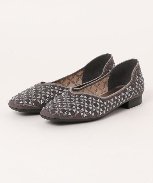 ALPHA CUBIC（アルファーキュビック）の「【made in Japan】スクエアトゥ Vカットビジューパンプス（パンプス・レディース・グレー/ブラック/ダークベージュ・22.5cm/23.0cm/23.5cm/24.0cm/24.5cm）」の3枚目の写真