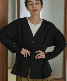 marjour（マージュール）の「BONDING TUCK JACKET（ノーカラージャケット）」