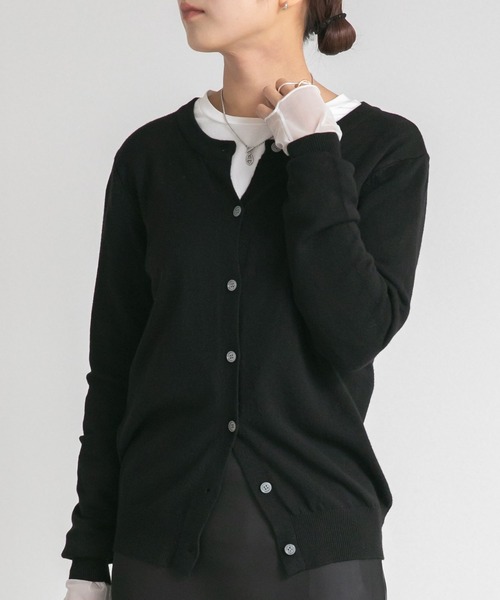 LinoU.(リノユー)の「クルーネックニットカーディガン(カーディガン/ボレロ・レディース・アイボリー/レッド/ブルー/ベージュ/グレー/ホワイト/ブラック・M)」の4枚目の写真