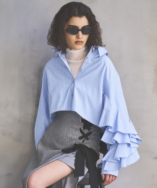 AND COUTURE(アンドクチュール)の「ストライプアシメフリルクロップドシャツ(シャツ/ブラウス・レディース・ブルー系その他/ブラック系その他/サックスブルー/レッド系その他・FREE)」の1枚目の写真