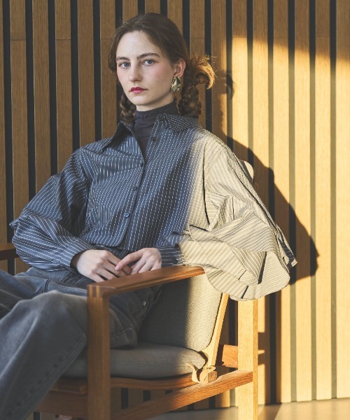 AND COUTURE(アンドクチュール)の「ストライプアシメフリルクロップドシャツ(シャツ/ブラウス・レディース・ブルー系その他/ブラック系その他/サックスブルー/レッド系その他・FREE)」の2枚目の写真
