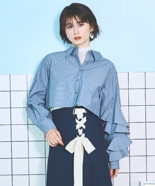 AND COUTURE(アンドクチュール)の「ストライプアシメフリルクロップドシャツ(シャツ/ブラウス・レディース・ブルー系その他/ブラック系その他/サックスブルー/レッド系その他・FREE)」の3枚目の写真