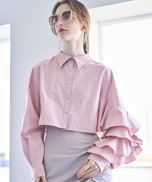 AND COUTURE(アンドクチュール)の「ストライプアシメフリルクロップドシャツ(シャツ/ブラウス・レディース・ブルー系その他/ブラック系その他/サックスブルー/レッド系その他・FREE)」の4枚目の写真