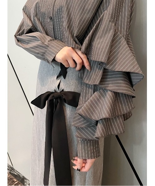 AND COUTURE(アンドクチュール)の「ストライプアシメフリルクロップドシャツ(シャツ/ブラウス・レディース・ブルー系その他/ブラック系その他/サックスブルー/レッド系その他・FREE)」の8枚目の写真