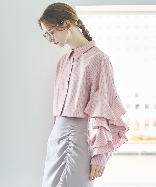 AND COUTURE(アンドクチュール)の「ストライプアシメフリルクロップドシャツ(シャツ/ブラウス・レディース・ブルー系その他/ブラック系その他/サックスブルー/レッド系その他・FREE)」の5枚目の写真