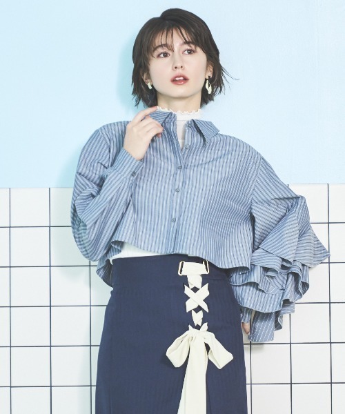 AND COUTURE(アンドクチュール)の「ストライプアシメフリルクロップドシャツ(シャツ/ブラウス・レディース・ブルー系その他/ブラック系その他/サックスブルー/レッド系その他・FREE)」の6枚目の写真