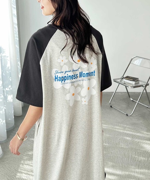 FIRST MOOD(ファーストムード)の「《FIRSTMOODコラボ》ラグラン配色オーバーサイズフラワープリントTシャツワンピース(ワンピース・レディース・オートミール/グレー・MEDIUM/LARGE)」の2枚目の写真