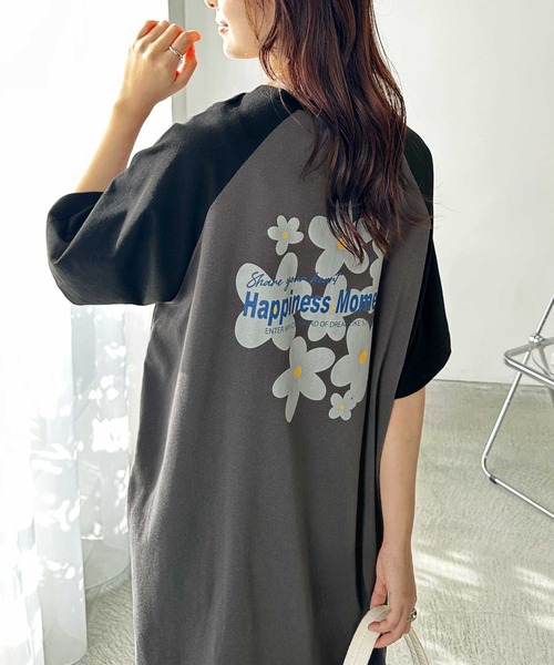 FIRST MOOD(ファーストムード)の「《FIRSTMOODコラボ》ラグラン配色オーバーサイズフラワープリントTシャツワンピース(ワンピース・レディース・オートミール/グレー・MEDIUM/LARGE)」の1枚目の写真