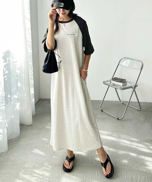 FIRST MOOD(ファーストムード)の「《FIRSTMOODコラボ》ラグラン配色オーバーサイズフラワープリントTシャツワンピース(ワンピース・レディース・オートミール/グレー・MEDIUM/LARGE)」の7枚目の写真