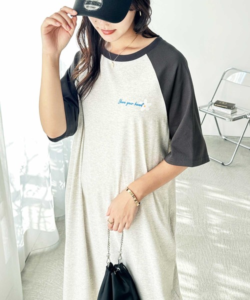 FIRST MOOD(ファーストムード)の「《FIRSTMOODコラボ》ラグラン配色オーバーサイズフラワープリントTシャツワンピース(ワンピース・レディース・オートミール/グレー・MEDIUM/LARGE)」の10枚目の写真