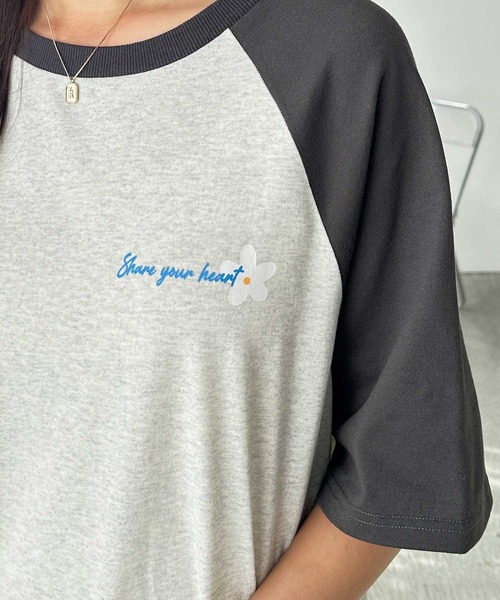 FIRST MOOD(ファーストムード)の「《FIRSTMOODコラボ》ラグラン配色オーバーサイズフラワープリントTシャツワンピース(ワンピース・レディース・オートミール/グレー・MEDIUM/LARGE)」の11枚目の写真