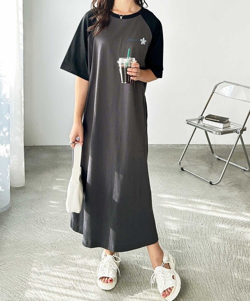 FIRST MOOD(ファーストムード)の「《FIRSTMOODコラボ》ラグラン配色オーバーサイズフラワープリントTシャツワンピース(ワンピース・レディース・オートミール/グレー・MEDIUM/LARGE)」の3枚目の写真