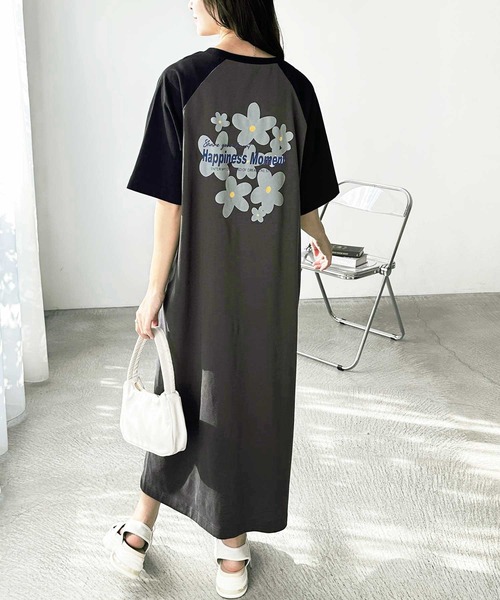 FIRST MOOD(ファーストムード)の「《FIRSTMOODコラボ》ラグラン配色オーバーサイズフラワープリントTシャツワンピース(ワンピース・レディース・オートミール/グレー・MEDIUM/LARGE)」の12枚目の写真