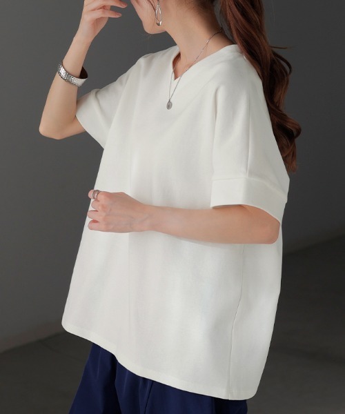 HUG.U（ハグユー）の「＜選べる3タイプ＞ 二の腕カバーTシャツ（Tシャツ/カットソー・レディース・ブラック/ライトベージュ/スカイブルー/ダークグレー/イエロー/レッド/ホワイト/ブルー系その他2/イエロー系その他2/イエロー系その他/ホワイト系その他/ブラック系その他/ベージュ系その他/レッド系その他2/ブルー系その他/グレー系その他2/ホワイト系その他2/レッド系その他/ベージュ系その他2/グレー系その他/ブラック系その他2・FREE）」の2枚目の写真