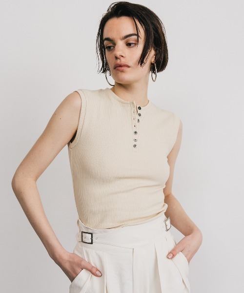 CREDONA(クレドナ)の「SLEEVE LESS SLEEPING HENLY SHIRT/スリーブレススリーピングヘンリーシャツ(Tシャツ/カットソー・レディース・ブラック/ライトベージュ・FREE)」の1枚目の写真