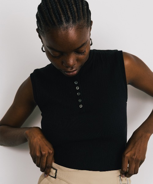 CREDONA(クレドナ)の「SLEEVE LESS SLEEPING HENLY SHIRT/スリーブレススリーピングヘンリーシャツ(Tシャツ/カットソー・レディース・ブラック/ライトベージュ・FREE)」の2枚目の写真