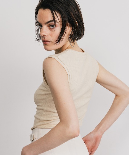 CREDONA(クレドナ)の「SLEEVE LESS SLEEPING HENLY SHIRT/スリーブレススリーピングヘンリーシャツ(Tシャツ/カットソー・レディース・ブラック/ライトベージュ・FREE)」の5枚目の写真