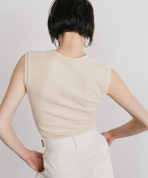 CREDONA(クレドナ)の「SLEEVE LESS SLEEPING HENLY SHIRT/スリーブレススリーピングヘンリーシャツ(Tシャツ/カットソー・レディース・ブラック/ライトベージュ・FREE)」の6枚目の写真