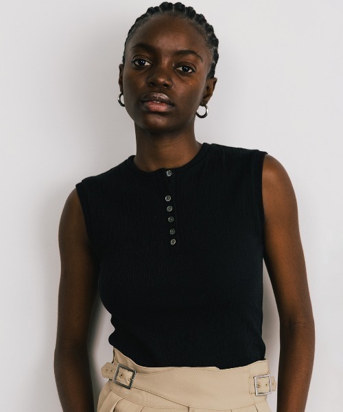 CREDONA(クレドナ)の「SLEEVE LESS SLEEPING HENLY SHIRT/スリーブレススリーピングヘンリーシャツ(Tシャツ/カットソー・レディース・ブラック/ライトベージュ・FREE)」の11枚目の写真