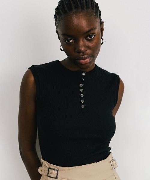 CREDONA(クレドナ)の「SLEEVE LESS SLEEPING HENLY SHIRT/スリーブレススリーピングヘンリーシャツ(Tシャツ/カットソー・レディース・ブラック/ライトベージュ・FREE)」の9枚目の写真