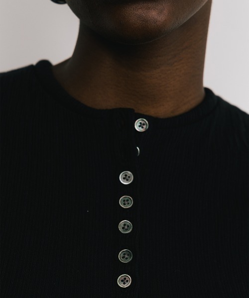 CREDONA(クレドナ)の「SLEEVE LESS SLEEPING HENLY SHIRT/スリーブレススリーピングヘンリーシャツ(Tシャツ/カットソー・レディース・ブラック/ライトベージュ・FREE)」の3枚目の写真