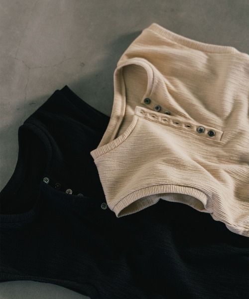 CREDONA(クレドナ)の「SLEEVE LESS SLEEPING HENLY SHIRT/スリーブレススリーピングヘンリーシャツ(Tシャツ/カットソー・レディース・ブラック/ライトベージュ・FREE)」の21枚目の写真