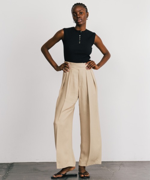 CREDONA(クレドナ)の「SLEEVE LESS SLEEPING HENLY SHIRT/スリーブレススリーピングヘンリーシャツ(Tシャツ/カットソー・レディース・ブラック/ライトベージュ・FREE)」の18枚目の写真