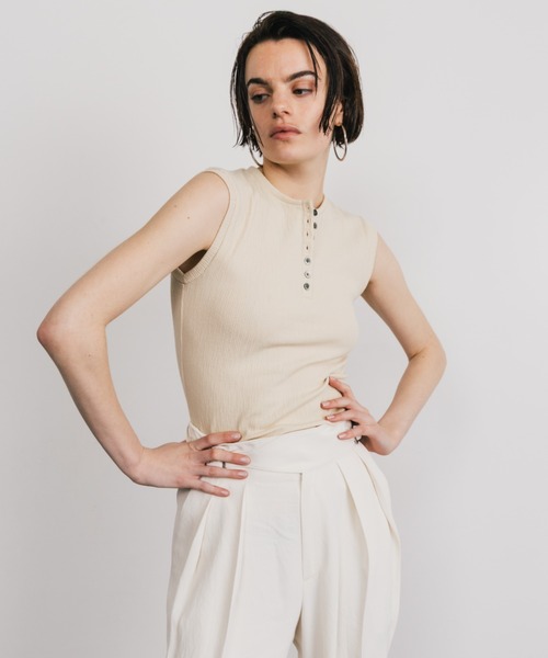 CREDONA(クレドナ)の「SLEEVE LESS SLEEPING HENLY SHIRT/スリーブレススリーピングヘンリーシャツ(Tシャツ/カットソー・レディース・ブラック/ライトベージュ・FREE)」の4枚目の写真