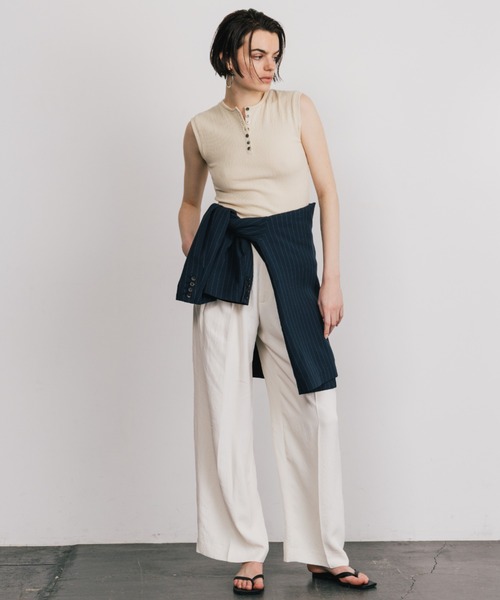 CREDONA(クレドナ)の「SLEEVE LESS SLEEPING HENLY SHIRT/スリーブレススリーピングヘンリーシャツ(Tシャツ/カットソー・レディース・ブラック/ライトベージュ・FREE)」の7枚目の写真