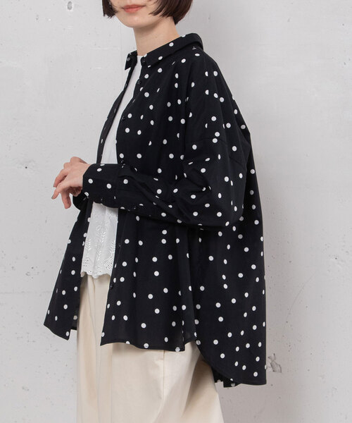 POU DOU DOU（プードゥドゥ）の「ランダムドットプリントバックタックシャツ（シャツ/ブラウス・レディース・スミクロ/ネイビー・M）」の2枚目の写真