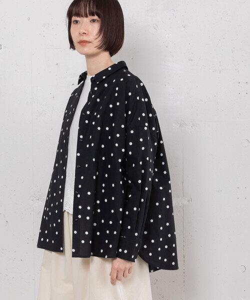 POU DOU DOU（プードゥドゥ）の「ランダムドットプリントバックタックシャツ（シャツ/ブラウス・レディース・スミクロ/ネイビー・M）」の11枚目の写真