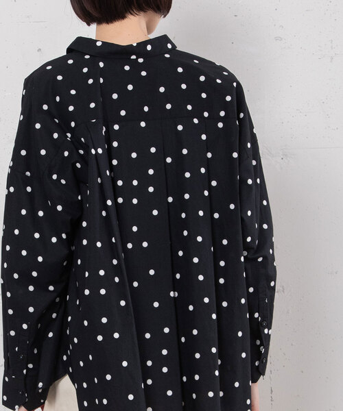 POU DOU DOU（プードゥドゥ）の「ランダムドットプリントバックタックシャツ（シャツ/ブラウス・レディース・スミクロ/ネイビー・M）」の19枚目の写真