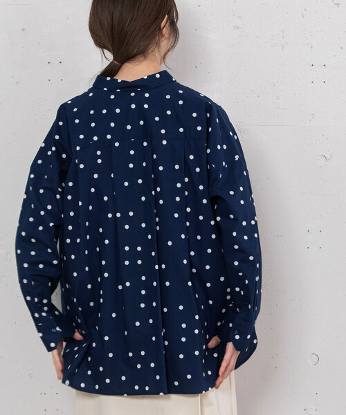 POU DOU DOU（プードゥドゥ）の「ランダムドットプリントバックタックシャツ（シャツ/ブラウス・レディース・スミクロ/ネイビー・M）」の4枚目の写真