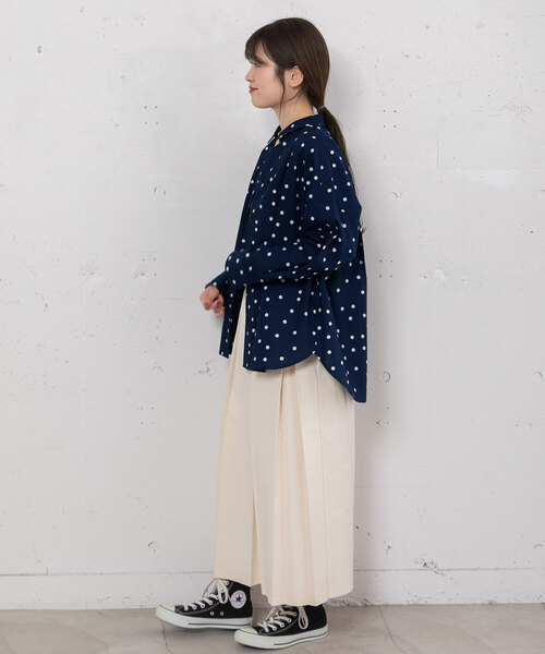 POU DOU DOU（プードゥドゥ）の「ランダムドットプリントバックタックシャツ（シャツ/ブラウス・レディース・スミクロ/ネイビー・M）」の8枚目の写真