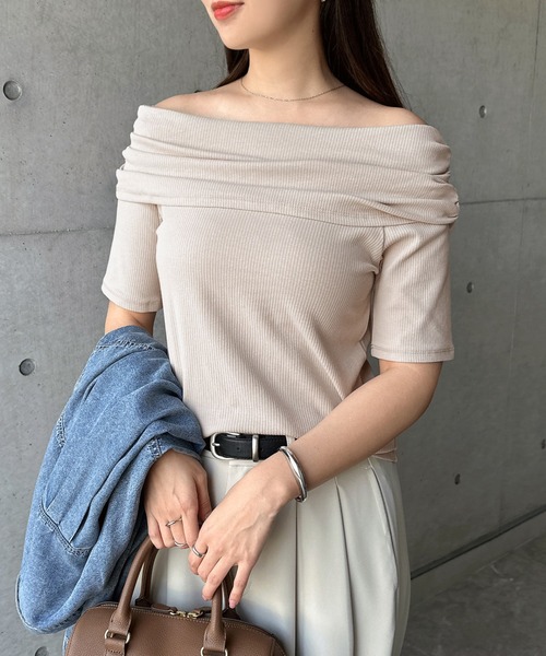 Freesia by andme(フリージアバイアンドミー)の「テレコリブ2wayオフショル半袖トップス(Tシャツ/カットソー・レディース・オフホワイト/ブラック/グレイッシュベージュ・M)」の3枚目の写真