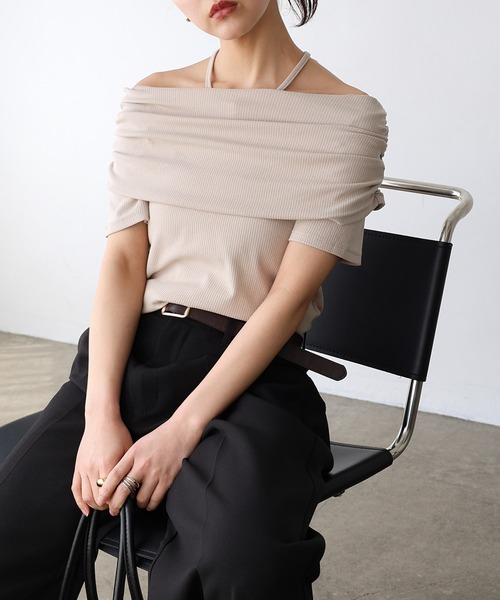 Freesia by andme(フリージアバイアンドミー)の「テレコリブ2wayオフショル半袖トップス(Tシャツ/カットソー・レディース・オフホワイト/ブラック/グレイッシュベージュ・M)」の9枚目の写真
