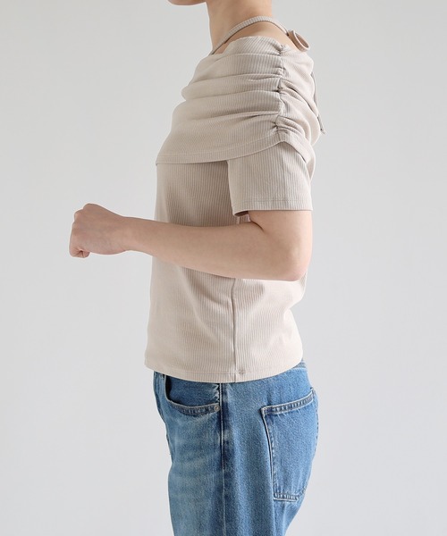 Freesia by andme(フリージアバイアンドミー)の「テレコリブ2wayオフショル半袖トップス(Tシャツ/カットソー・レディース・オフホワイト/ブラック/グレイッシュベージュ・M)」の11枚目の写真