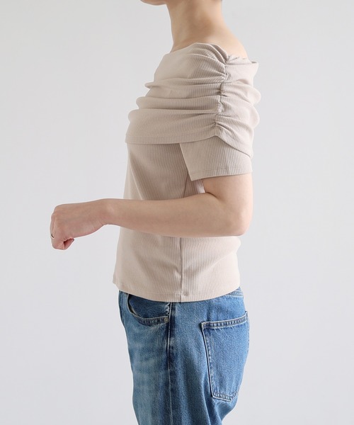 Freesia by andme(フリージアバイアンドミー)の「テレコリブ2wayオフショル半袖トップス(Tシャツ/カットソー・レディース・オフホワイト/ブラック/グレイッシュベージュ・M)」の14枚目の写真