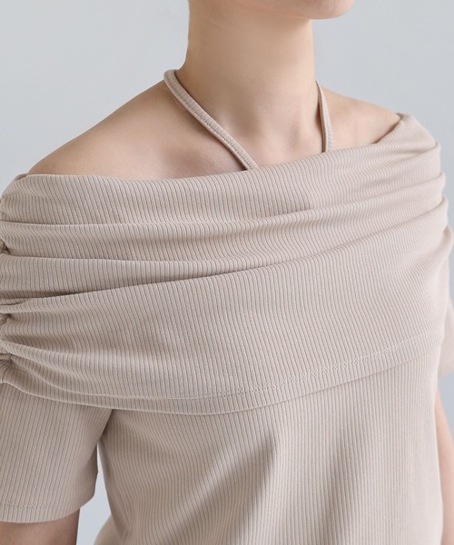 Freesia by andme(フリージアバイアンドミー)の「テレコリブ2wayオフショル半袖トップス(Tシャツ/カットソー・レディース・オフホワイト/ブラック/グレイッシュベージュ・M)」の16枚目の写真
