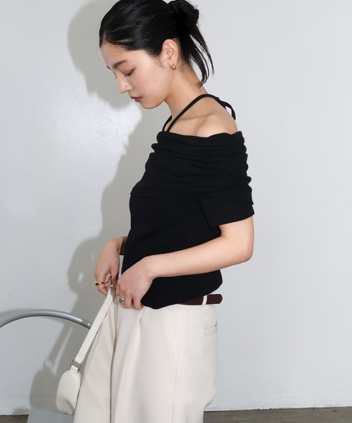 Freesia by andme(フリージアバイアンドミー)の「テレコリブ2wayオフショル半袖トップス(Tシャツ/カットソー・レディース・オフホワイト/ブラック/グレイッシュベージュ・M)」の5枚目の写真