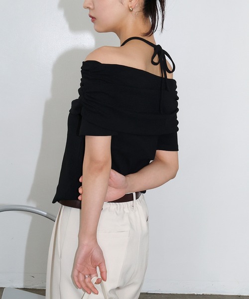 Freesia by andme(フリージアバイアンドミー)の「テレコリブ2wayオフショル半袖トップス(Tシャツ/カットソー・レディース・オフホワイト/ブラック/グレイッシュベージュ・M)」の4枚目の写真