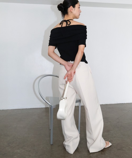 Freesia by andme(フリージアバイアンドミー)の「テレコリブ2wayオフショル半袖トップス(Tシャツ/カットソー・レディース・オフホワイト/ブラック/グレイッシュベージュ・M)」の6枚目の写真