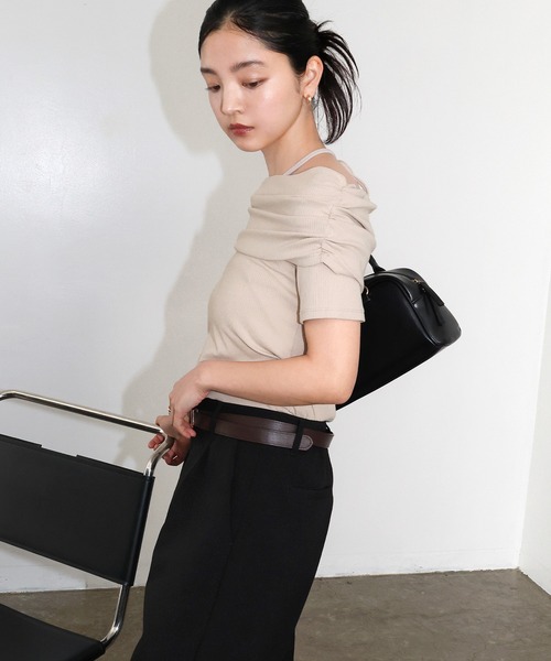 Freesia by andme(フリージアバイアンドミー)の「テレコリブ2wayオフショル半袖トップス(Tシャツ/カットソー・レディース・オフホワイト/ブラック/グレイッシュベージュ・M)」の8枚目の写真
