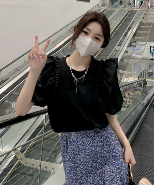 urge:(アージコロン )の「【URGE:】ショルダー フリル 異素材 半袖 カットソー(Tシャツ/カットソー・レディース・ホワイト/ブラック・SMALL/MEDIUM/LARGE/X-LARGE)」の2枚目の写真