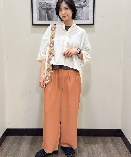 Right-on(ライトオン)の「HONEYSUCKLE ROSE(ハニーサックルローズ)【レディース】フィブリルサテンシャツ(シャツ/ブラウス・レディース・ブラック/オフホワイト/オレンジ・L/M)」の9枚目の写真