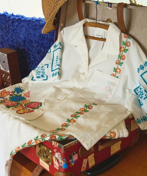 ROSE BUD（ローズバッド）の「FLOWER EMBROIDARY SHIRT（シャツ/ブラウス・レディース・ブラック/ホワイト・ONE SIZE）」の2枚目の写真