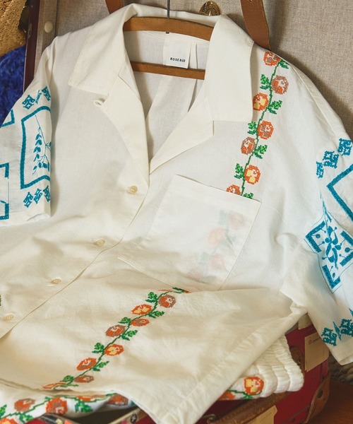 ROSE BUD（ローズバッド）の「FLOWER EMBROIDARY SHIRT（シャツ/ブラウス・レディース・ブラック/ホワイト・ONE SIZE）」の3枚目の写真